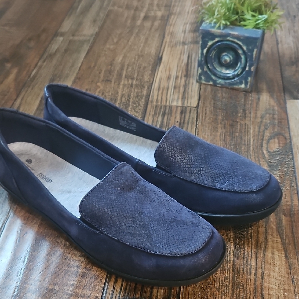 Clarks Cloudsteppers Women's Navy Blue Embossed Suede Slip On‎ Flats - Picture 5 of 11